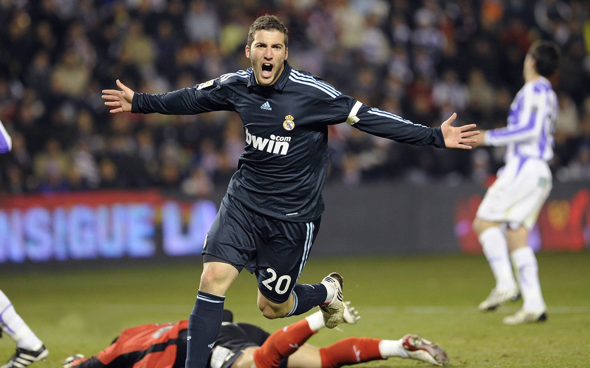 开云下载-绝境中的孤注一掷，当布伦森的压哨三分，撕裂了丹佛的夜空